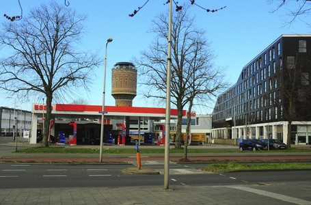 900868 Gezicht op het benzinestation van Esso aan de Briljantlaan te Utrecht, met op de achtergrond de Watertoren ...